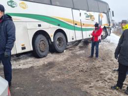 Autobus nie zmieścił się pod wiaduktem. Zawracając ugrzązł w rowie