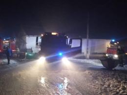 18 zastępów straży dogasza pożar budynku mieszkalnego w powiecie głubczyckim