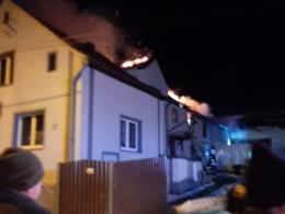 18 zastępów straży dogasza pożar budynku mieszkalnego w powiecie głubczyckim