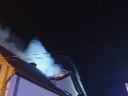 18 zastępów straży dogasza pożar budynku mieszkalnego w powiecie głubczyckim