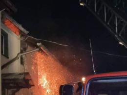 18 zastępów straży dogasza pożar budynku mieszkalnego w powiecie głubczyckim