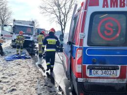 Czołowe zderzenie śmieciarki i osobówki pomiędzy Lubieszowem a Dziergowicami