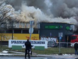 13 zastępów straży walczy z pożarem Żabki na osiedlu AK
