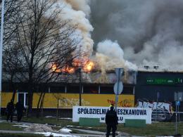 13 zastępów straży walczy z pożarem Żabki na osiedlu AK