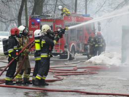 13 zastępów straży walczy z pożarem Żabki na osiedlu AK