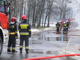 13 zastępów straży walczy z pożarem Żabki na osiedlu AK