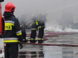 13 zastępów straży walczy z pożarem Żabki na osiedlu AK