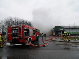 13 zastępów straży walczy z pożarem Żabki na osiedlu AK