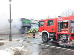 13 zastępów straży walczy z pożarem Żabki na osiedlu AK