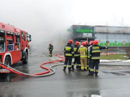 13 zastępów straży walczy z pożarem Żabki na osiedlu AK