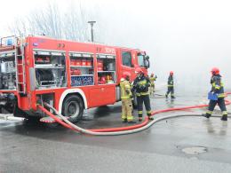 13 zastępów straży walczy z pożarem Żabki na osiedlu AK