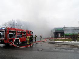 13 zastępów straży walczy z pożarem Żabki na osiedlu AK