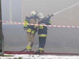 13 zastępów straży walczy z pożarem Żabki na osiedlu AK