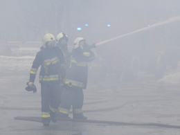 13 zastępów straży walczy z pożarem Żabki na osiedlu AK