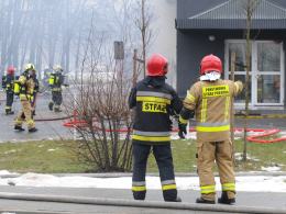 13 zastępów straży walczy z pożarem Żabki na osiedlu AK
