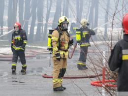 13 zastępów straży walczy z pożarem Żabki na osiedlu AK