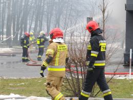 13 zastępów straży walczy z pożarem Żabki na osiedlu AK