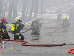 13 zastępów straży walczy z pożarem Żabki na osiedlu AK