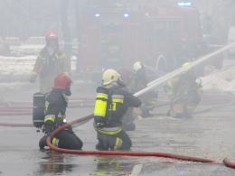 13 zastępów straży walczy z pożarem Żabki na osiedlu AK