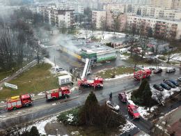 13 zastępów straży walczy z pożarem Żabki na osiedlu AK