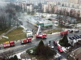 13 zastępów straży walczy z pożarem Żabki na osiedlu AK