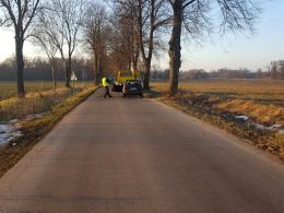 Kierowca uderzył w drzewo. Był pijany