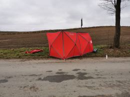 74-letni motorowerzysta zginął na drodze. Wypadek w powiecie strzeleckim