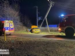 Mustang rozbity na słupie, pijany uczestnik zdarzenia w szpitalu. Nie przyznaje się do kierowania