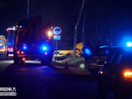 Mustang rozbity na słupie, pijany uczestnik zdarzenia w szpitalu. Nie przyznaje się do kierowania