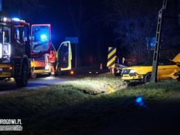 Mustang rozbity na słupie, pijany uczestnik zdarzenia w szpitalu. Nie przyznaje się do kierowania