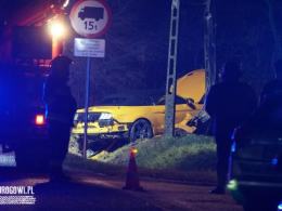 Mustang rozbity na słupie, pijany uczestnik zdarzenia w szpitalu. Nie przyznaje się do kierowania