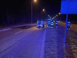 Zderzenie 3 pojazdów w Opolu. Golf stanął w płomieniach, kierowca uciekł