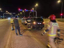 Zderzenie 3 pojazdów w Opolu. Golf stanął w płomieniach, kierowca uciekł