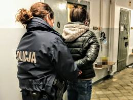 Bili pałką teleskopową i maczetą - bracia i ich partnerki trafili do aresztu