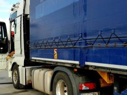 Kierowca ciężarówki symulował odpoczynek. Został ukarany za jazdę "na magnesie"