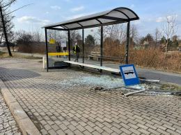 Kierująca BMW staranowała przystanek na ulicy Częstochowskiej