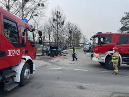 Zderzenie volvo z mercedesem w Opolu. Trzy osoby przewiezione do szpitala