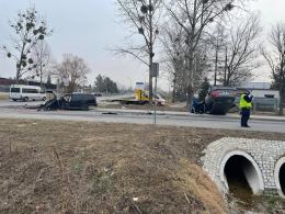 Zderzenie volvo z mercedesem w Opolu. Trzy osoby przewiezione do szpitala