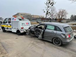 Zderzenie volvo z mercedesem w Opolu. Trzy osoby przewiezione do szpitala
