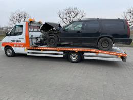 Zderzenie volvo z mercedesem w Opolu. Trzy osoby przewiezione do szpitala
