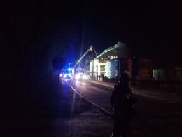 Pożar poddasza domu jednorodzinnego w Rozwadzy. W akcji 10 zastępów straży