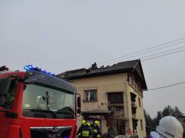Pożar poddasza domu jednorodzinnego w Rozwadzy. W akcji 10 zastępów straży