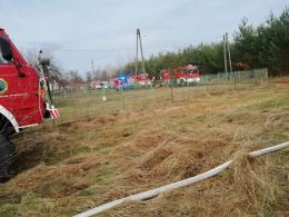 Strażacy wyjechali do pożaru samochodu. Ogień zajął też stodołę