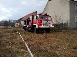 Strażacy wyjechali do pożaru samochodu. Ogień zajął też stodołę