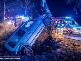 Kierująca Volkswagenem Caddy uderzyła w drzewo