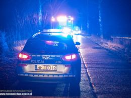 Kierująca Volkswagenem Caddy uderzyła w drzewo