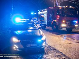 Kierująca Volkswagenem Caddy uderzyła w drzewo