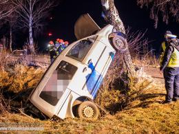 Kierująca Volkswagenem Caddy uderzyła w drzewo