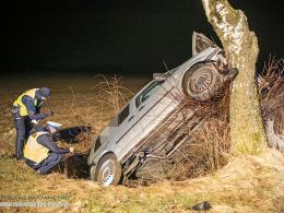 Kierująca Volkswagenem Caddy uderzyła w drzewo