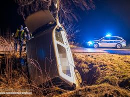 Kierująca Volkswagenem Caddy uderzyła w drzewo